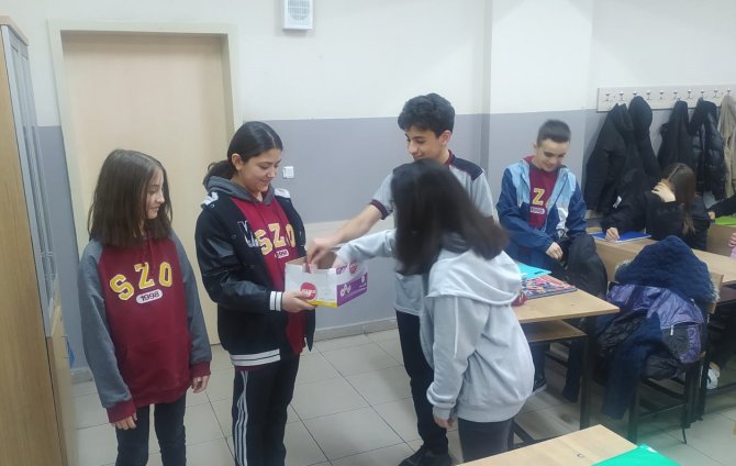 Okul Harçlıklarını Biriktirip Depremzedelere Gönderdiler