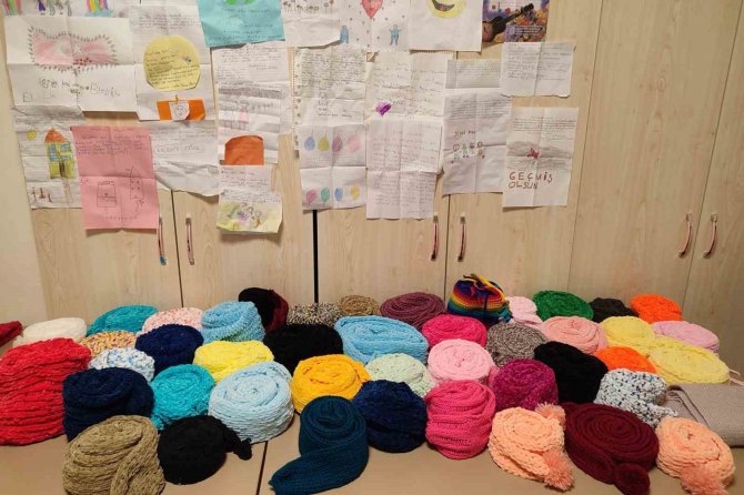 İ̇lkokul Öğrenciler Depremzede Çocuklar İçin Ördükleri Atkıları Karaman’a Gönderdi