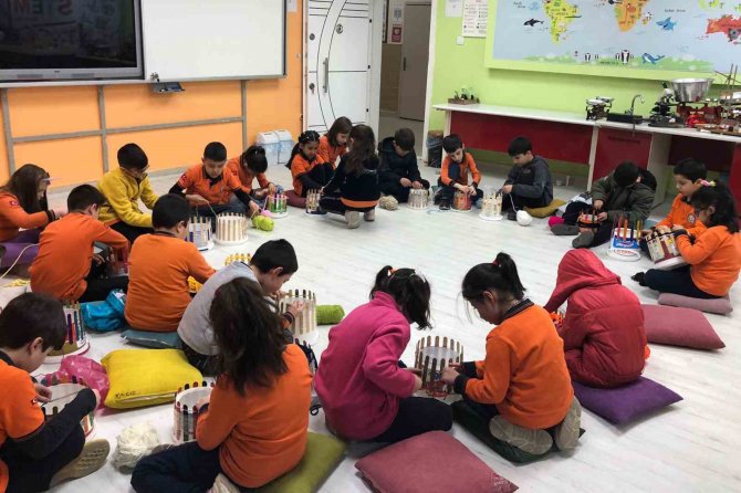 İ̇lkokul Öğrenciler Depremzede Çocuklar İçin Ördükleri Atkıları Karaman’a Gönderdi
