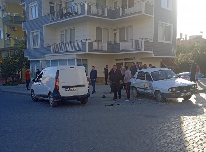 Antalya’da Hafif Ticari Araç İle Otomobil Çarpıştı: 3 Yaralı