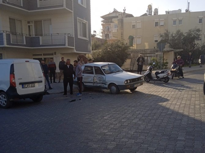Antalya’da Hafif Ticari Araç İle Otomobil Çarpıştı: 3 Yaralı