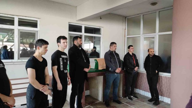Yolcu Beklerken Kalp Krizinden Ölen Otobüs Şoförü Toprağa Verildi
