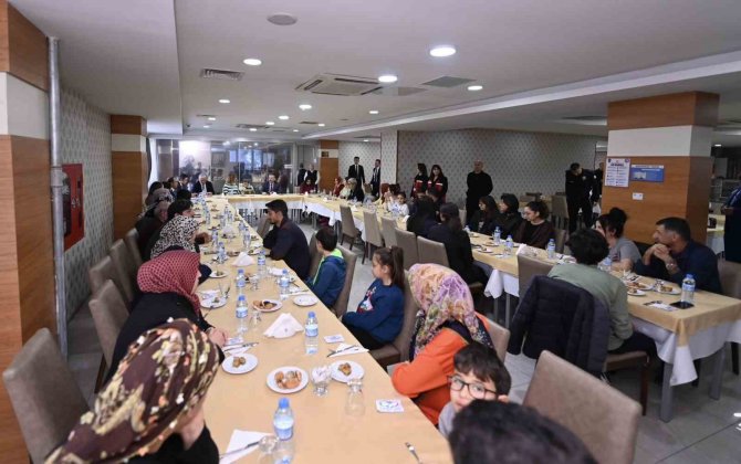 Vali Aksoy Depremzede Vatandaşlarla Yemekte Buluştu