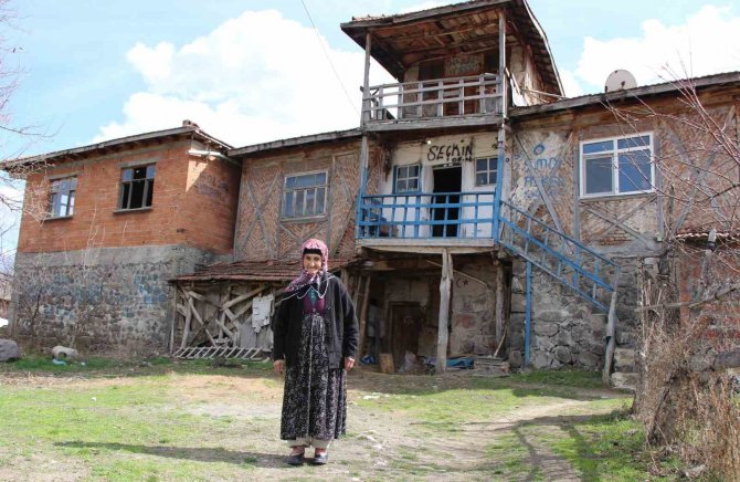 Sobasıyla Yürekleri Isıtan Sultan Nine, Evine Yağan Yardım Malzemelerini De Depremzedelerle Paylaştı