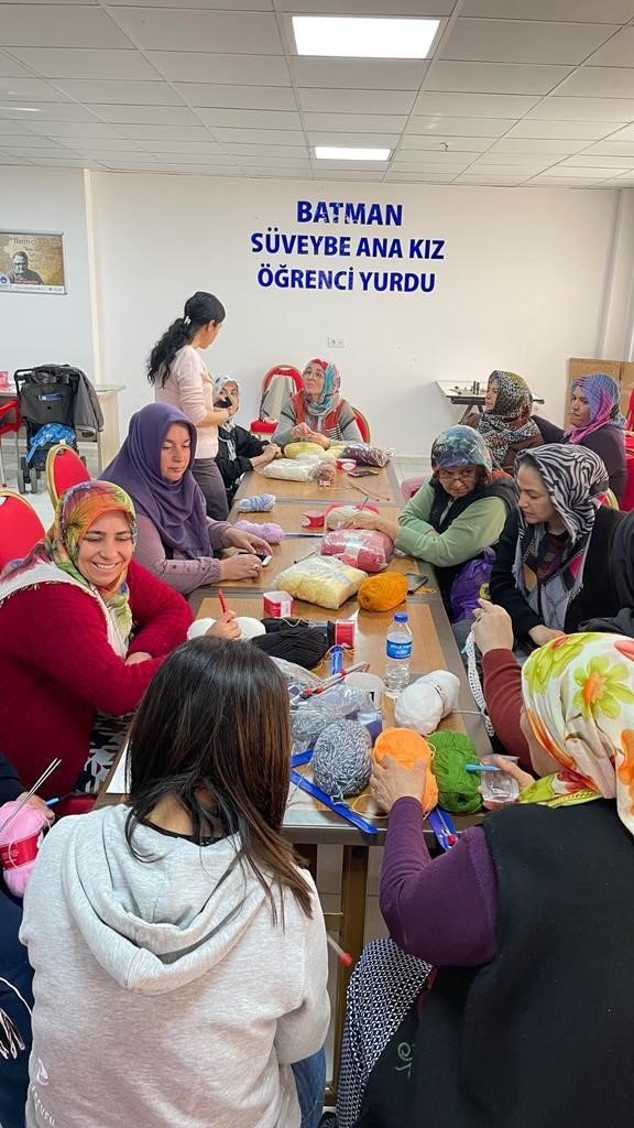 Depremzede Kadınlarına Örgü Kursu