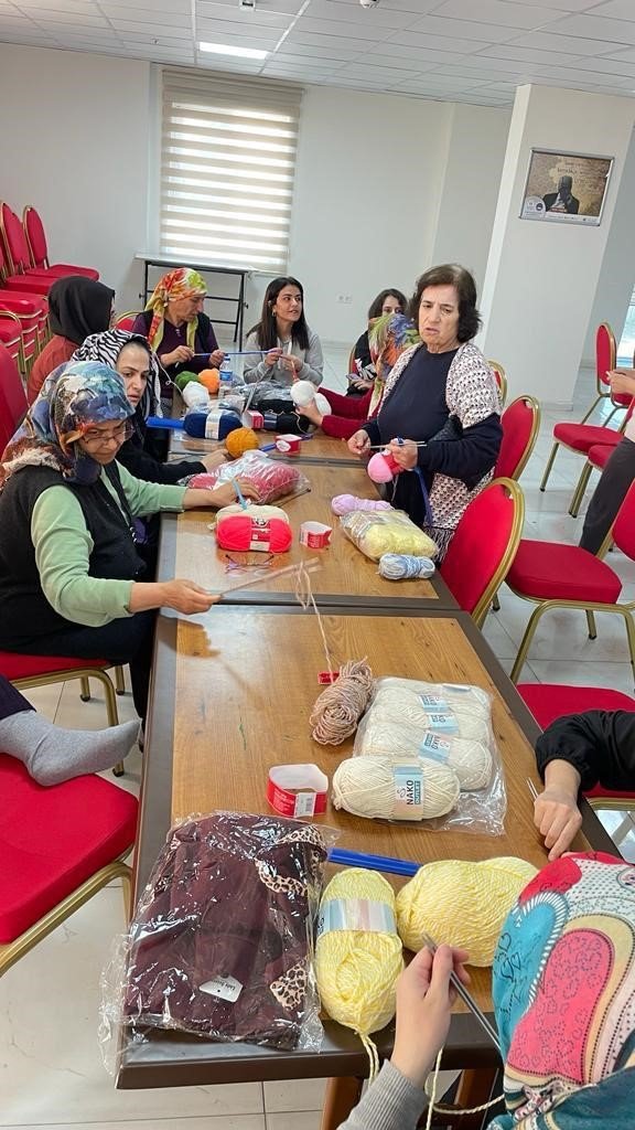 Depremzede Kadınlarına Örgü Kursu