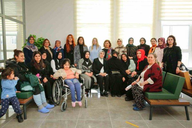 Bayburt Üniversitesi Kadınlar Gününü Depremzedelerle Birlikte Kutladı