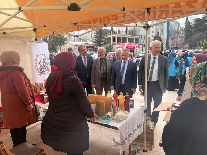 Başkan Yıldırım, Depremzedeler İçin Kurulan Hayır Çarşısına Katıldı