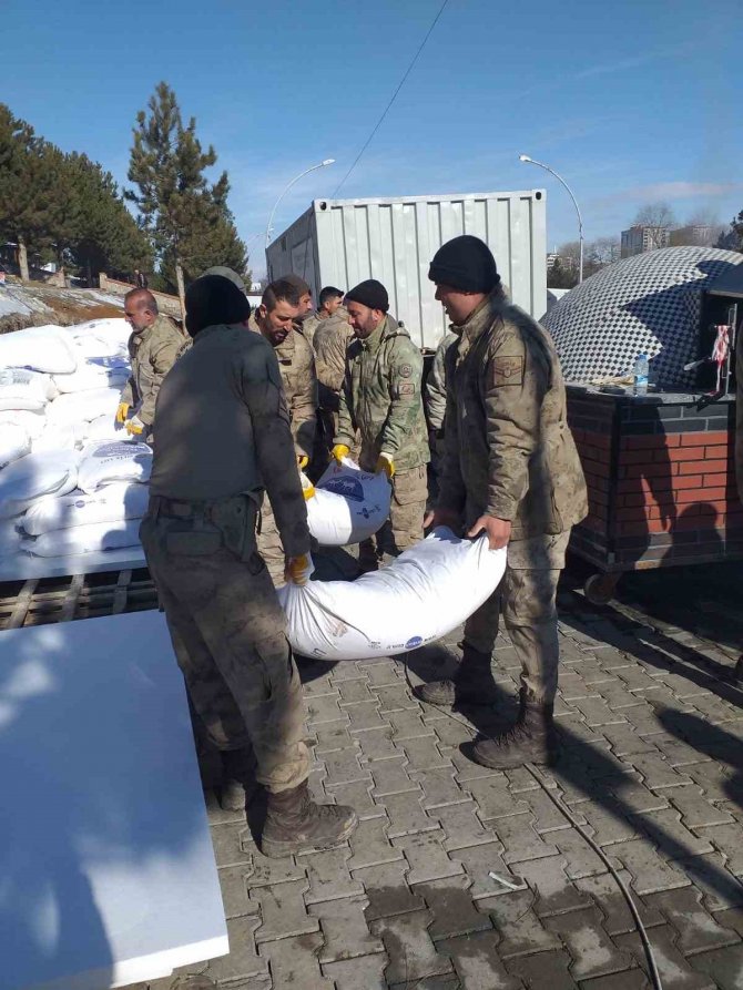 Mehmetçik Deprem Bölgesinde Yaraları Sarmaya Devam Ediyor