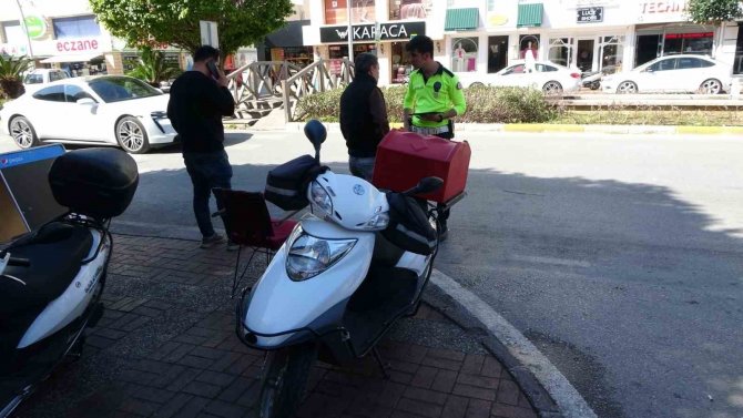 Yaya Geçidinden Geçen Yaşlı Alman Kadına Motosikletli Kurye Çarptı