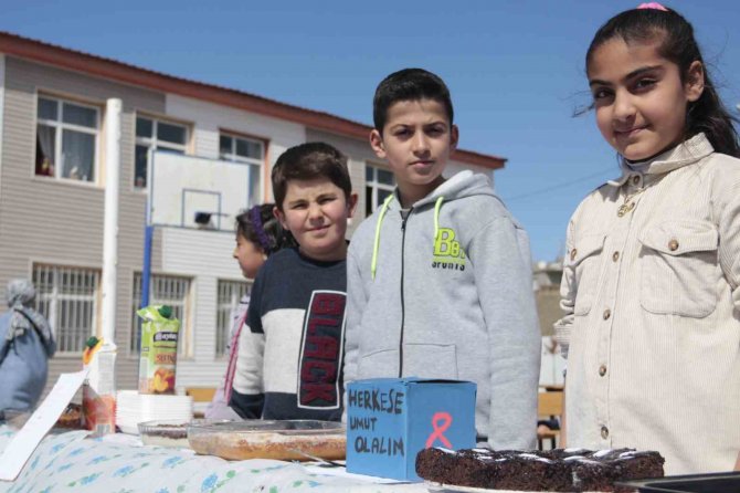 Minik Ellerden Depremzedelere Yardım