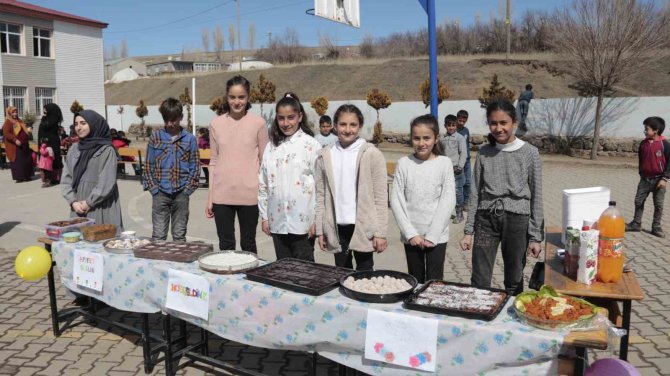 Minik Ellerden Depremzedelere Yardım