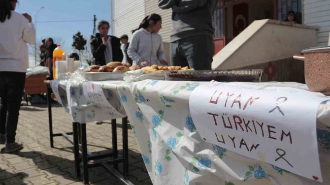 Minik Ellerden Depremzedelere Yardım