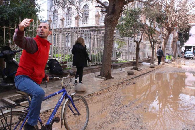 Kemeraltı Esnafının Bozuk Yol Çilesi: "Caddeyi Afet Bölgesi İlan Ettik"