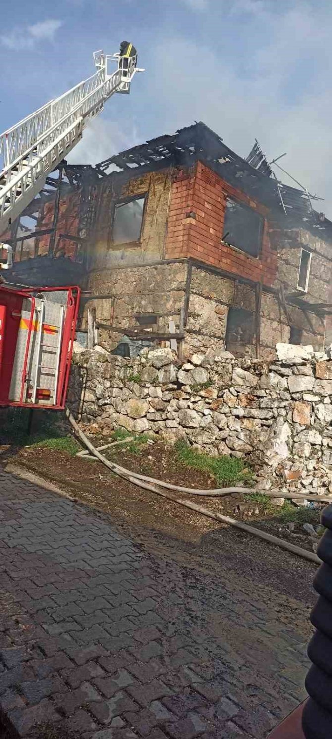 2 Katlı Ev Çıkan Yangında Kullanılamaz Hale Geldi