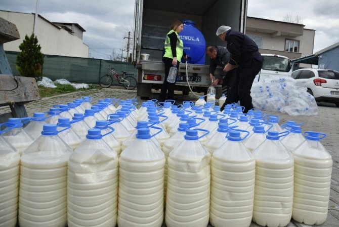 Süt Üreticilerinden Depremzedelere Süt Desteği