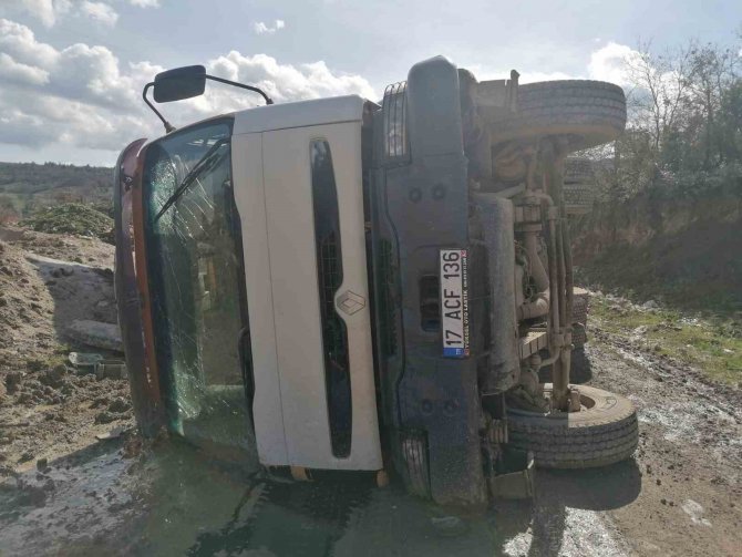 Çan’da Mıcır Yüklü Kamyon Devrildi