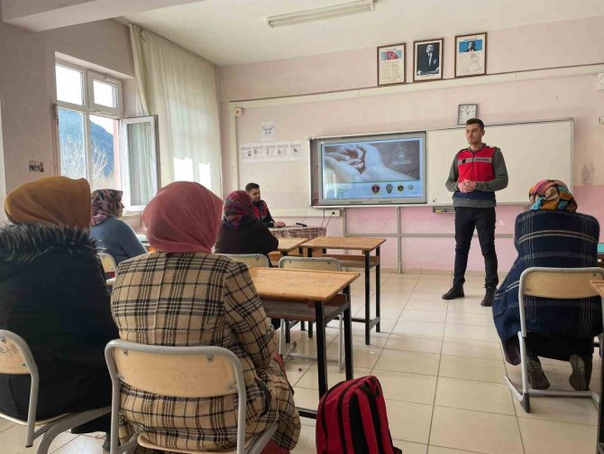 Jandarmadan Vatandaşlara Güvenli İnternet Kullanımı Eğitimi