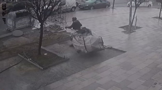 Çekçek Arabasıyla Aydınlatma Spotu Hırsızlığı Kamerada
