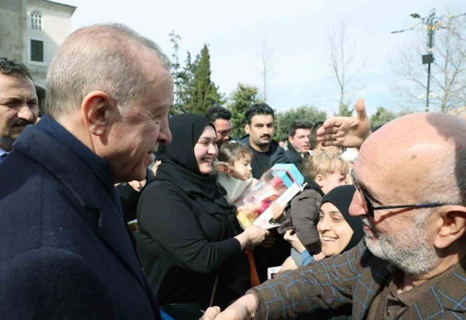 Cumhurbaşkanı Erdoğan, Fatih’te Esnafı Ziyaret Etti