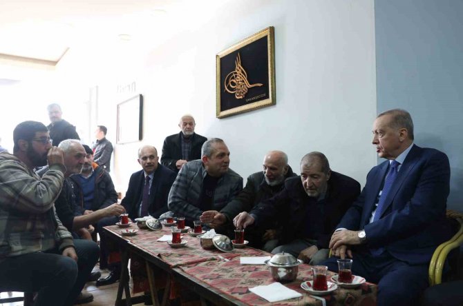 Cumhurbaşkanı Erdoğan, Fatih’te Esnafı Ziyaret Etti