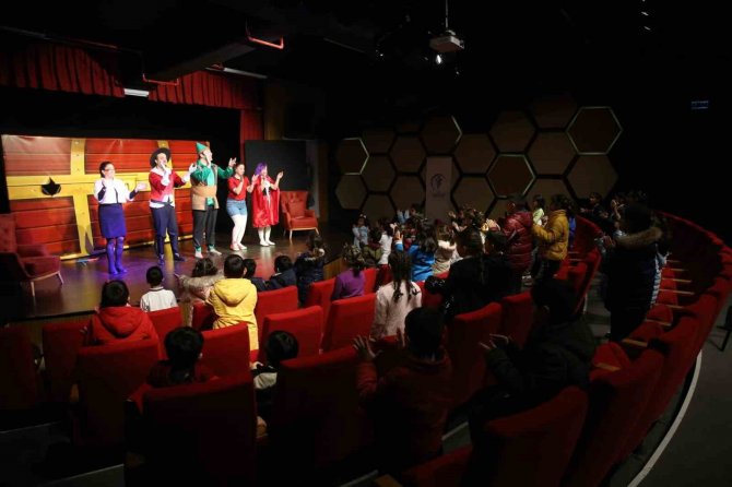 Depremzede Çocuklara Tiyatro Gösterisi