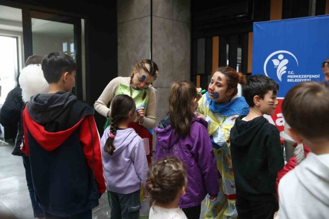 Depremzede Çocuklara Tiyatro Gösterisi