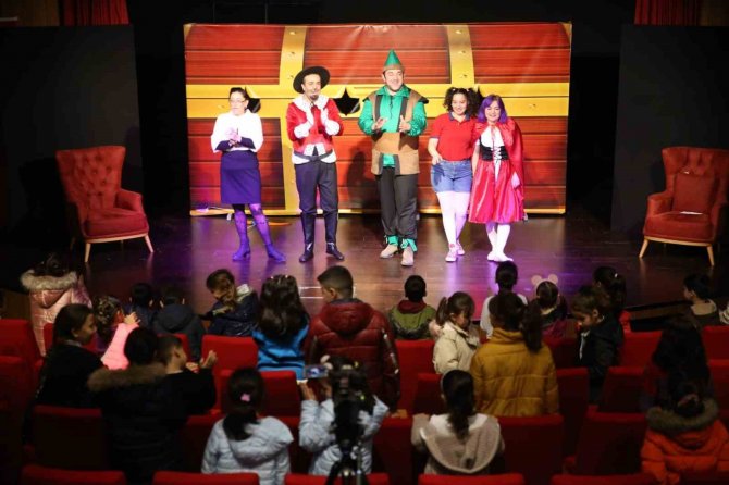 Depremzede Çocuklara Tiyatro Gösterisi