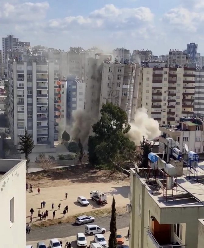 14 Katlı Bina Kontrollü Şekilde Yıkıldı