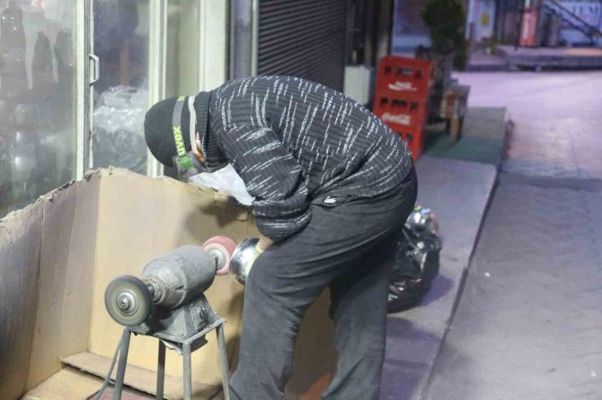 Gelen Siparişleri Biriktirdi, Sabaha Kadar Çalışarak Kazandığı Parayı Depremzedeler İçin Bağışladı