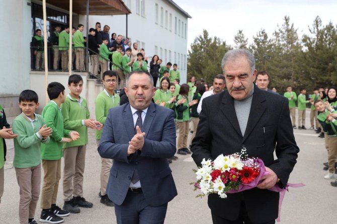 Emekliye Ayrılan 37 Yıllık Öğretmene Doğum Gününde Duygu Dolu Veda