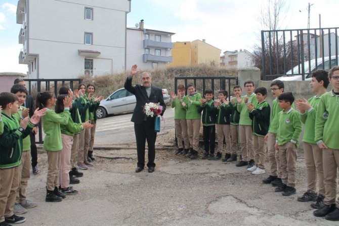 Emekliye Ayrılan 37 Yıllık Öğretmene Doğum Gününde Duygu Dolu Veda