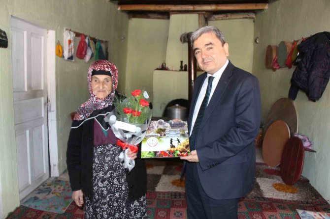 Sobasıyla Yürekleri Isıtan Sultan Nine, Evine Yağan Yardım Malzemelerini De Depremzedelerle Paylaştı