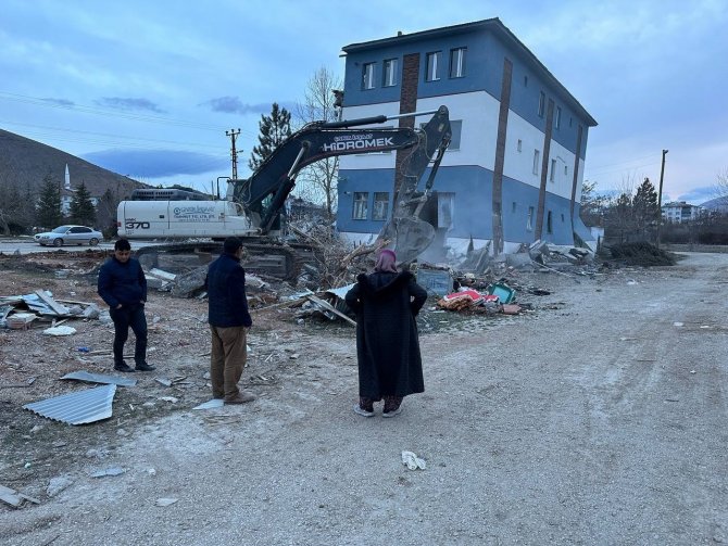 Enkazda Altınları Bulundu, Sevinçle Koşarken Bayıldı