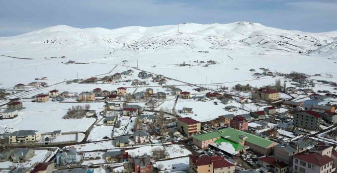 Başkan Sekmen Karayazı’nın 40 Yıllık Tapu Sorununu Çözdü