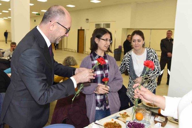 Anadolu Üniversitesinde 8 Mart Dünya Kadınlar Günü Çiçeklerle Kutlandı