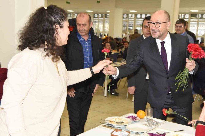 Anadolu Üniversitesinde 8 Mart Dünya Kadınlar Günü Çiçeklerle Kutlandı