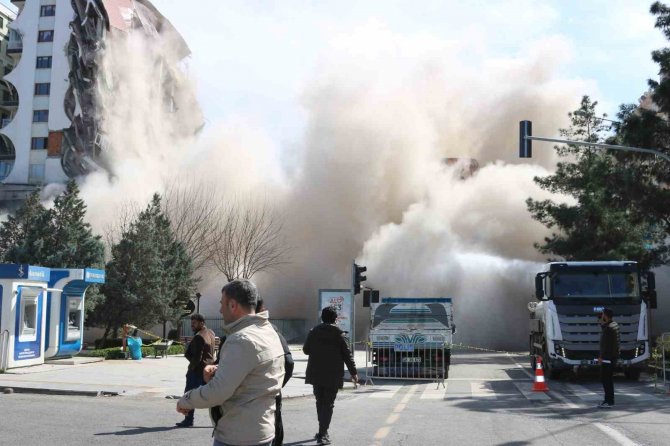 Ortalık Dumana Büründü, Yıkım Çalışmasını Film İzler Gibi İzlediler