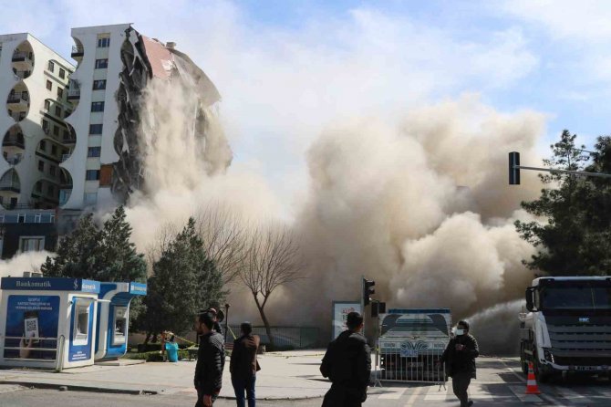 Ortalık Dumana Büründü, Yıkım Çalışmasını Film İzler Gibi İzlediler