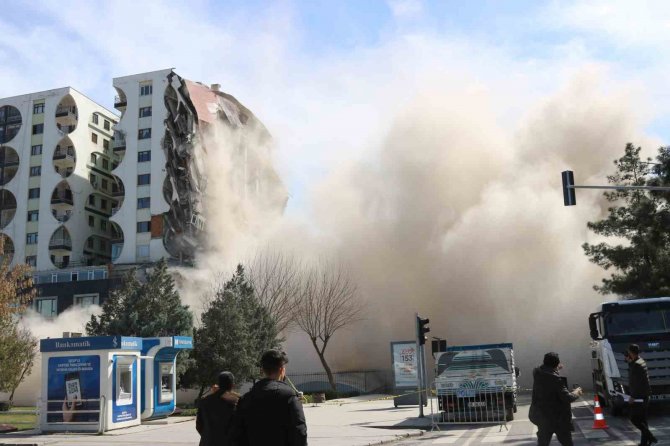 Ortalık Dumana Büründü, Yıkım Çalışmasını Film İzler Gibi İzlediler