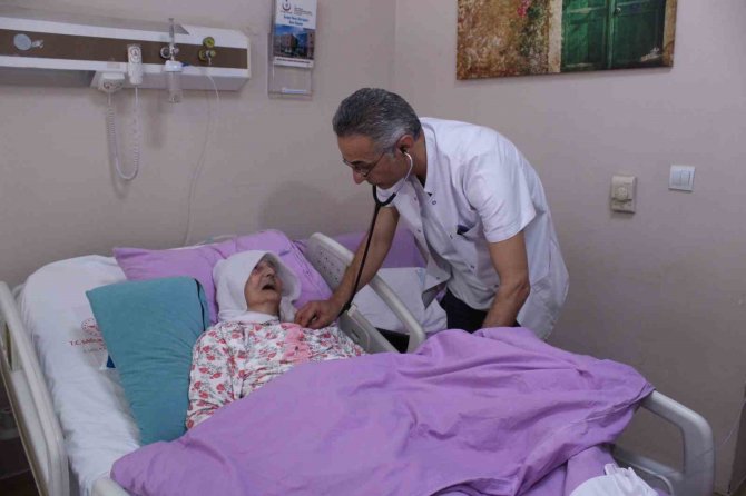Gara Şehidinin Depremzede Babaannesi Yaralarını Sarmaya Çalışıyor
