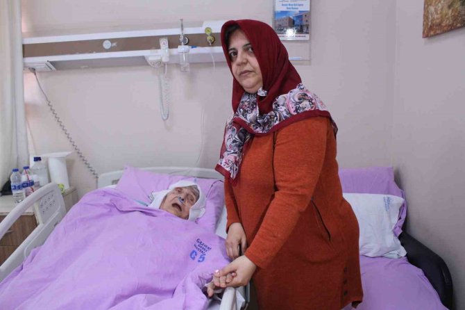 Gara Şehidinin Depremzede Babaannesi Yaralarını Sarmaya Çalışıyor