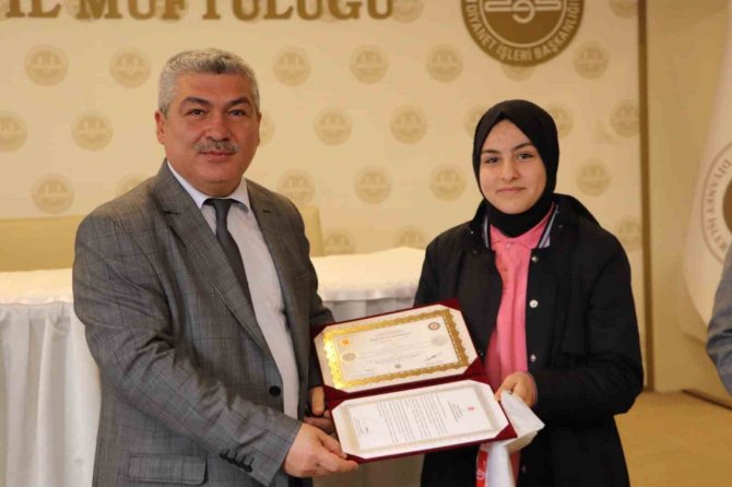 Hafızlara Belgeleri Takdim Edildi