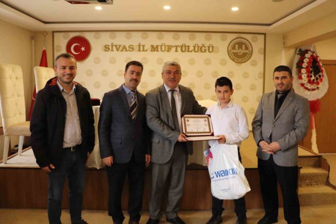 Hafızlara Belgeleri Takdim Edildi