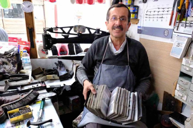 Yıllarca Müşterilerinin Vesikalıklarını Topladı