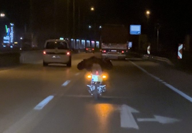 Motosikletin Üzerine Yatarak Kullanan Sürücü Kameraya Yansıdı