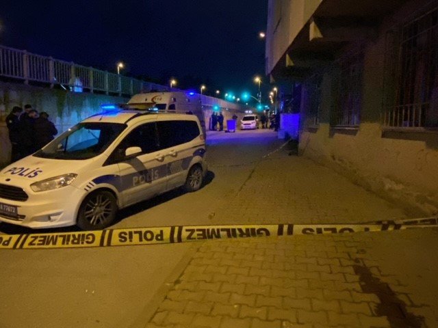 Küçükçekmece’de Vurulan Kişi 3 Metrelik Duvardan Aşağıya Atıldı