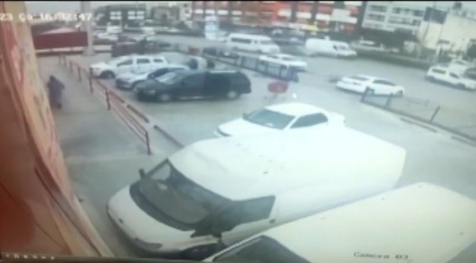 Fırsatçılığın Böylesi: Yola Gelen Alışveriş Arabasını Yolcu Minibüsüne Alıp Kaçtılar