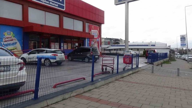 Fırsatçılığın Böylesi: Yola Gelen Alışveriş Arabasını Yolcu Minibüsüne Alıp Kaçtılar
