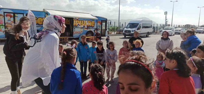 Gezici Kütüphane Aracı Oyun Ve Etkinlik Alanlarıyla Deprem Bölgesinde